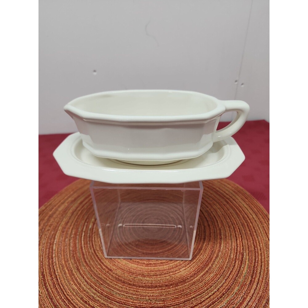 Pfaltzgraff Heritage White Gravy Boat And Underplate 16 Oz Made In The USA EUC
